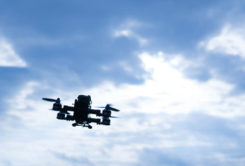 Racingdrohne fliegt in den Graublauen Himmel