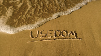 Sandstrand auf der Insel Usedom, mit dem Schriftzug 