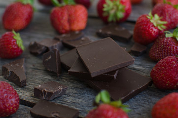 Strawberries and pieces of broken chocolate