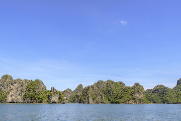 Fototapeta na wymiar Island on Ha long bay, Quang Ninh province, Vietnam