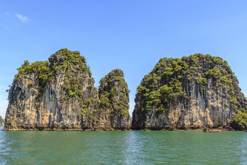 Fototapeta na wymiar Island on Ha long bay, Quang Ninh province, Vietnam