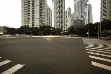 Obraz premium Empty road surface with city landmark buildings of evening