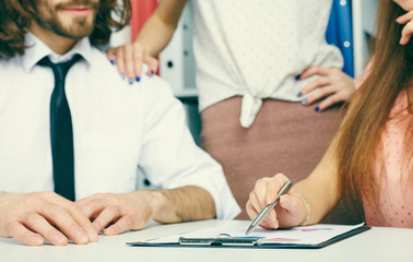 Obraz premium Young business team analise financial paper charts and graphs on the table. Team work concept.