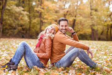 Fototapeta premium Couple siting back in back in nature