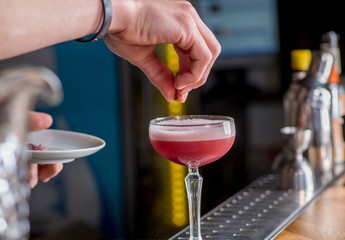 Fototapeta na wymiar barkeeper prepares a cocktail