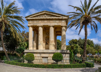 Fototapeta na wymiar Tempeldenkmal für Alexander Ball in den Lower Barrakka Gardens von Valletta