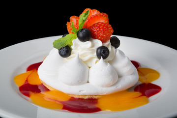 Pavlova cake with berries