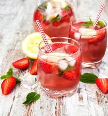 Lemonade with srtawberries