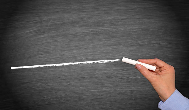 Hand mit Kreide zeichnet Strich auf Schultafel Kreidetafel Tafel leer - Bildung und Schule