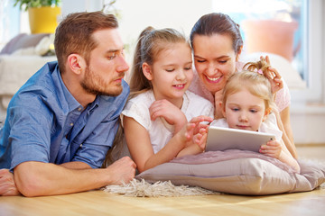 Familie und Kinder spielen mit Tablet Computer