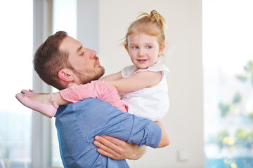 Familie mit alleinerziehendem Vater