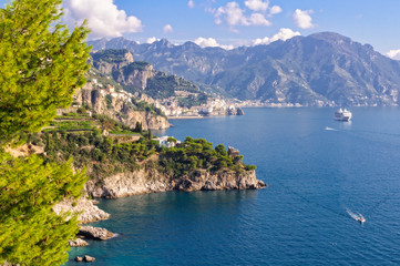 Cruise ship along the Amalfi Coast between Conca dei Marini and Positano - Amalfi Coast, Campania,...