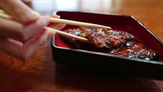 Eating eel rice bowl
