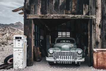 Poster Oude vintage autovrachtwagen achtergelaten in de woestijn © bluebeat76
