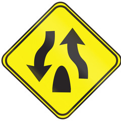 Divided highway ends sign used in Uruguay