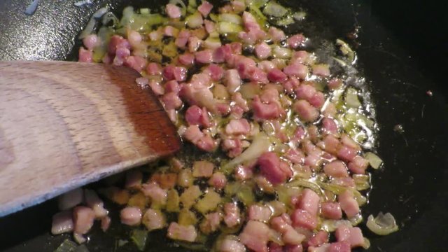 intingolo soffritto di pancetta e aglio per pasta