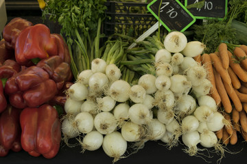 Venta de vegetales.
Verduras expuestas en una parada del mercado.
