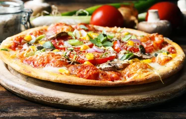 Afwasbaar Fotobehang Pizzeria Vegetarische Pizza mit Gemüse und Kräutern 