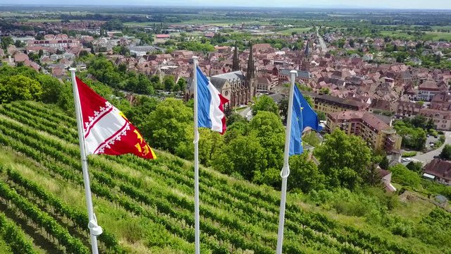 Drei Landesfahnen &uuml;ber der Stadt Obernai im Elsass