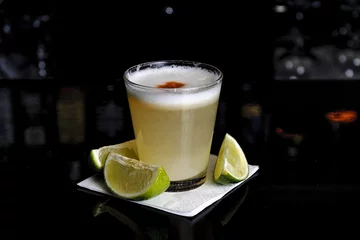 Foto op Canvas cocktail pisco sour isolated © ahau1969