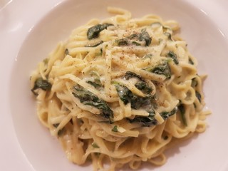 Lemony pasta with goat cheese and spinach