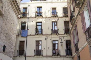 Fototapeta na wymiar Cagliari: architettura esterna dei palazzi all'interno del quartiere Castello - Sardegna
