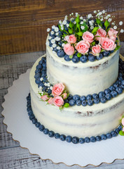 Gentle wedding cake with blueberry and roses
