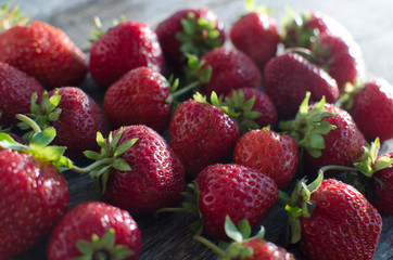 Ripe red strawberries controlam bright light