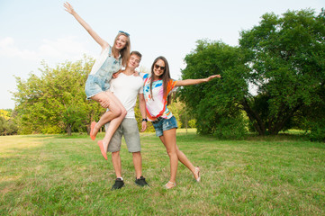 Obraz premium Group of friends having fun in a park on a sunny day