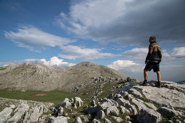 Escursionista sulla montagna, Monte Cervati, Parco Nazionale del Cilento e Vallo di Diano, primavera