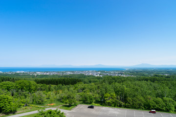 オホーツク流氷館から見る網走市街とオホーツク海、知床半島の風景