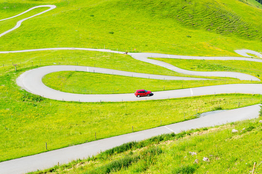 Serpentinen in den Alpen - Panoramastra&szlig;e in den Alpen