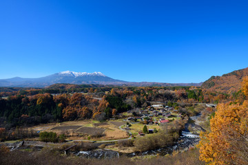 長野　秋の御嶽山と集落