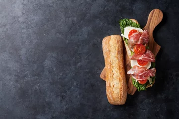 Photo sur Plexiglas Snack Sandwich avec salade, prosciutto et mozzarella