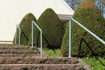 Treppenaufgang mit Natursteinen und Metallgeländer