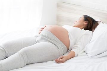 Obraz na płótnie Canvas Pregnant woman lying down