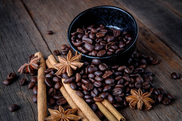 Fototapeta na wymiar Coffee beans with cinnamon A mixture of popular drinks.
