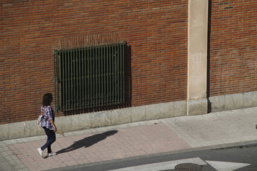 Mujer paseando por la calle