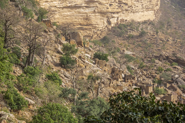 Village granaries with views of the Bandiagara escarpment, Pays Dogon, Mali, West Africa