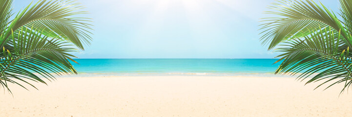 Zonnig tropisch strandpanorama, turquoise Caribische zee met palmbomen