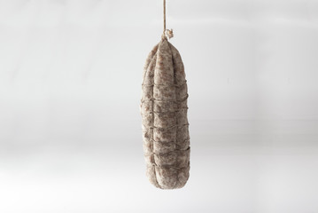 Salame appeso fondo bianco
