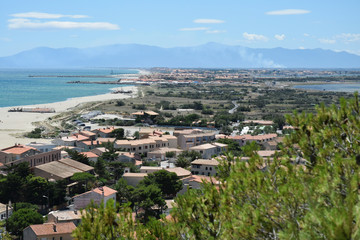 Fototapeta premium Leucate plage et Port-Leucate, aude, languedoc, occitanie, vue jusqu'aux Pyrénées.