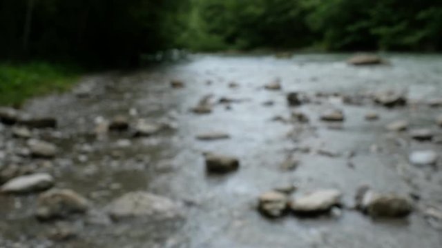 Fluss Tretach im Allg&auml;u bei Oberstdorf .unscharf auf scharf
