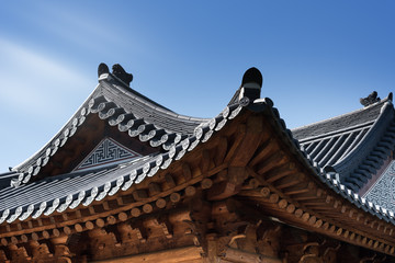 Fototapeta na wymiar Korean traditional architecture eaves, blue sky at Gyeongbokgung Palace in Seoul, Korea.Amazing roof construcution without nail to weld the wood