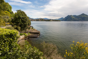 Fototapeta premium Montagnes et lac majeur