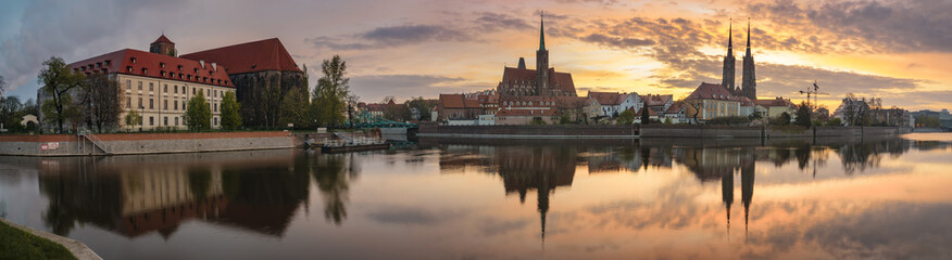 Fototapeta na wymiar Evening panorama of the historic part of Wroclaw