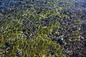Kolorowe kamienie w przeźroczystej wodzie morza.