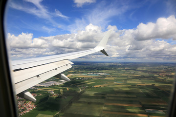 Widok, chmur, pól i miasta w Niemczech z okna lecącego samolotu.