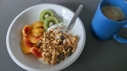 desayuno muesli frutas