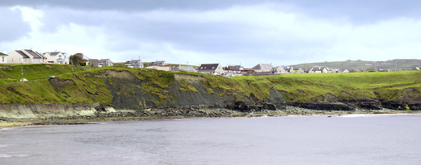 costa con abitazioni caratteristiche irlandesi Irlanda meridionale